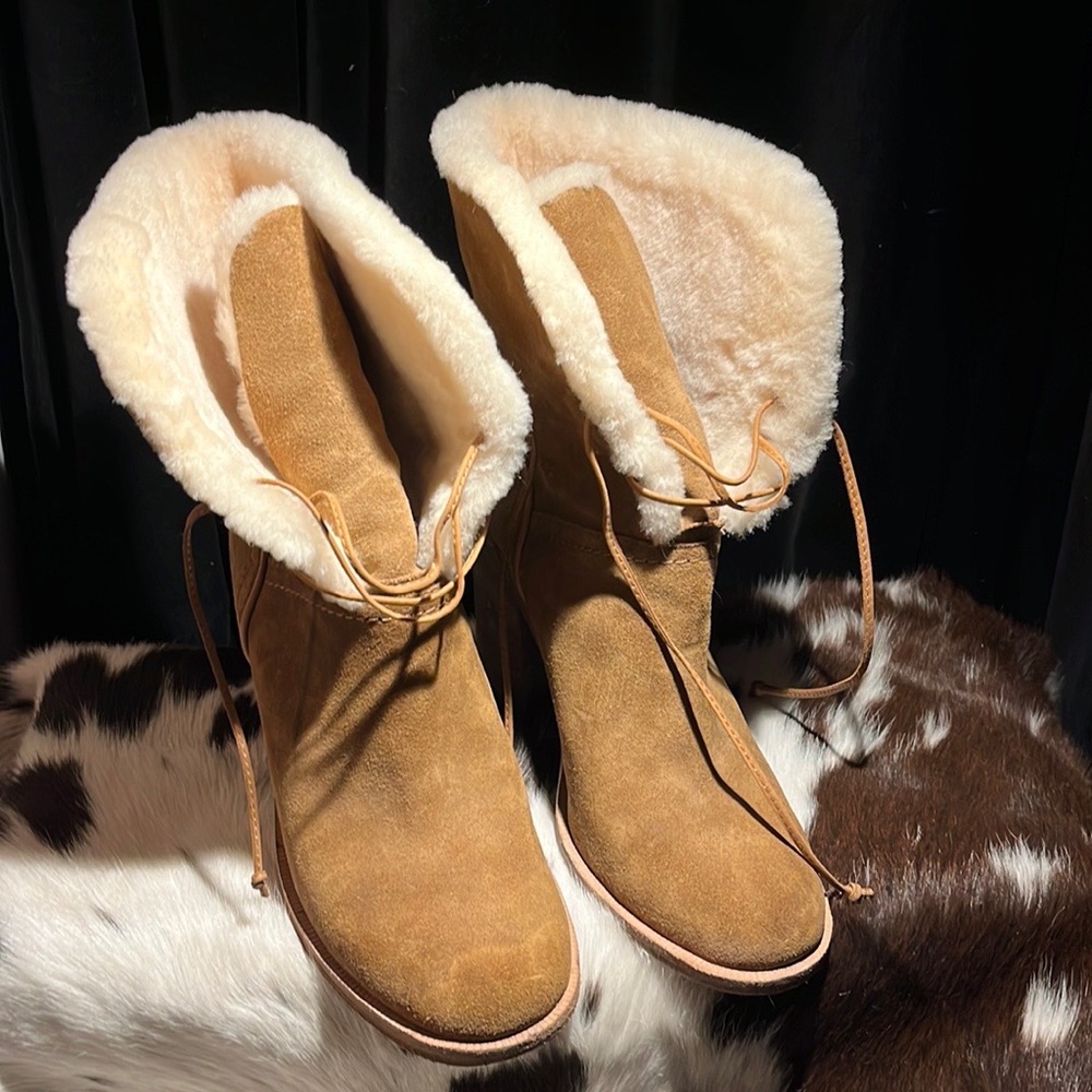 UGG SHERPA LINED BOOTIES -tan suede newer.